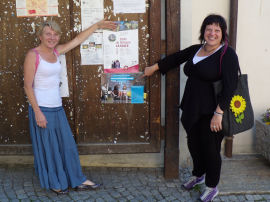 Sylviane e Viviana indicano i manifesti del BREL (Bain de Langue e Teatro) (44418 bytes)